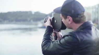 Erkek bir kameraman eski bir Krasnogorsk kamerasıyla video çekiyor. Kyiv. Ukrayna