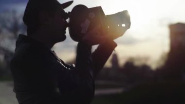Erkek bir kameraman eski bir Krasnogorsk kamerasıyla video çekiyor. Kyiv. Ukrayna