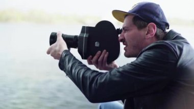 Erkek bir kameraman eski bir Krasnogorsk kamerasıyla video çekiyor. Kyiv. Ukrayna