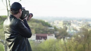 Erkek bir kameraman eski bir Krasnogorsk kamerasıyla video çekiyor. Kyiv. Ukrayna