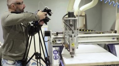 Kameraman bir fotoğrafçının elinde video çekerken bir DSLR kamerasının yakın çekimi.