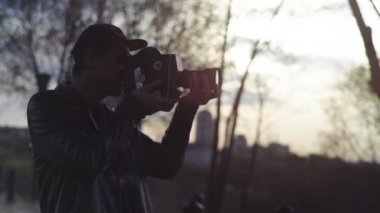 Erkek bir kameraman eski bir Krasnogorsk kamerasıyla video çekiyor. Kyiv. Ukrayna