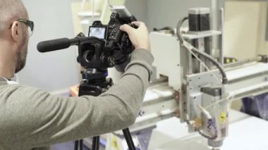Kameraman bir fotoğrafçının elinde video çekerken bir DSLR kamerasının yakın çekimi.