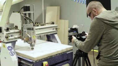 Kameraman bir fotoğrafçının elinde video çekerken bir DSLR kamerasının yakın çekimi.