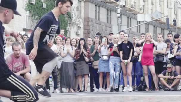 Muž tancující breakdance na ulici. Zpomal. Kyjev. Ukrajina — Stock video