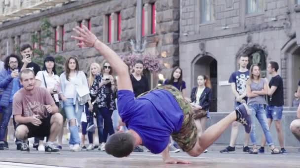 Hombre bailando breakdance en la calle. En cámara lenta. Kiev. Ucrania — Vídeo de stock