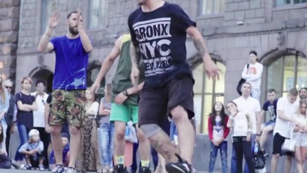 Muž tancující breakdance na ulici. Zpomal. Kyjev. Ukrajina — Stock video
