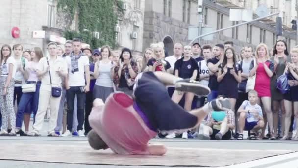 Man dancing breakdance on the street. Slow motion. Kyiv. Ukraine — Stock Video