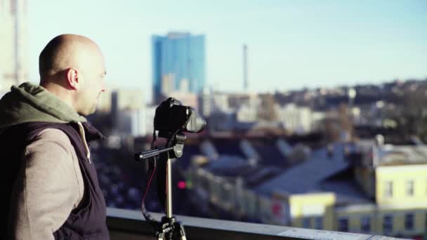 在城市的三脚架上带着相机的摄影师Dslr拍摄视频照片。 Kyiv 。 乌克兰 — 图库视频影像
