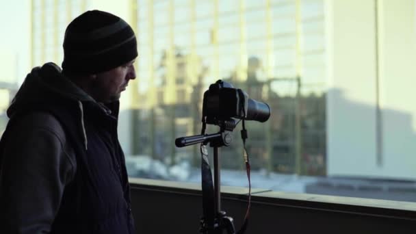 Kameraman fotoğrafçı, elinde kamera DSR 'ıyla şehirde bir tripoda video çekiyor. Kyiv. Ukrayna — Stok video