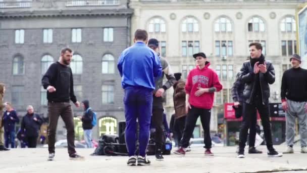 KYIV, UCRAINA - 14 APRILE 2017 Un uomo che balla breakdance per strada. Al rallentatore. Kiev. Ucraina — Video Stock