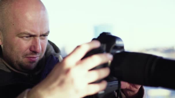 Cameraman photographer with a camera DSLR on a tripod in the city shoots video photo. Kyiv. Ukraine — Stock Video