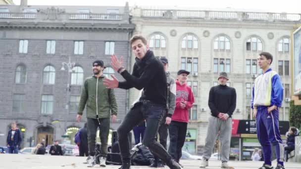 Man dansar breakdance på gatan. Sakta i backarna. Kiev. Ukraina — Stockvideo