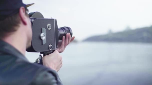 A male cameraman shoots video on an old vintage camera Krasnogorsk. Kyiv. Ukraine — Stock Video