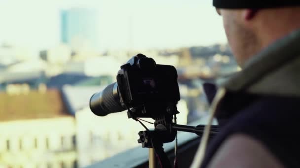 Cameraman fotograaf met een camera Dslr op een statief in de stad maakt videofoto 's. Kiev. Oekraïne — Stockvideo