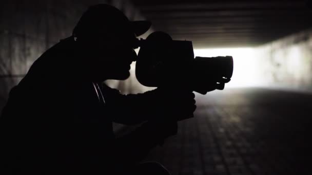 Muž kameraman natáčí video na staré kameře Krasnogorsk. Kyjev. Ukrajina — Stock video