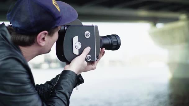 Um cameraman macho filma vídeo em uma velha câmera vintage Krasnogorsk. Kiev. Ucrânia — Vídeo de Stock