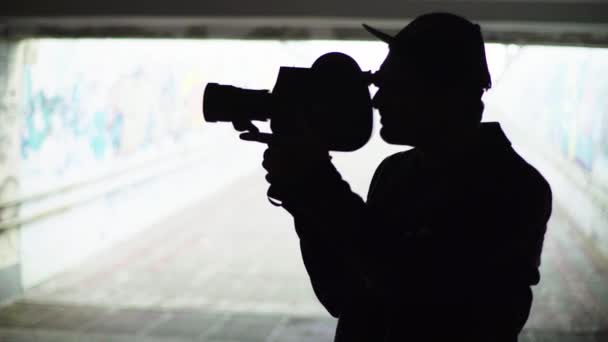 Um cameraman macho filma vídeo em uma velha câmera vintage Krasnogorsk. Kiev. Ucrânia — Vídeo de Stock