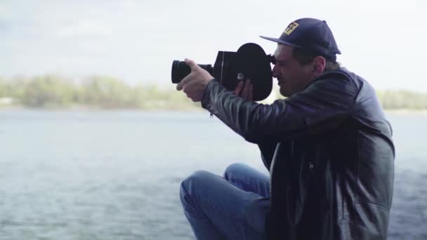 Um cameraman macho filma vídeo em uma velha câmera vintage Krasnogorsk. Kiev. Ucrânia — Vídeo de Stock