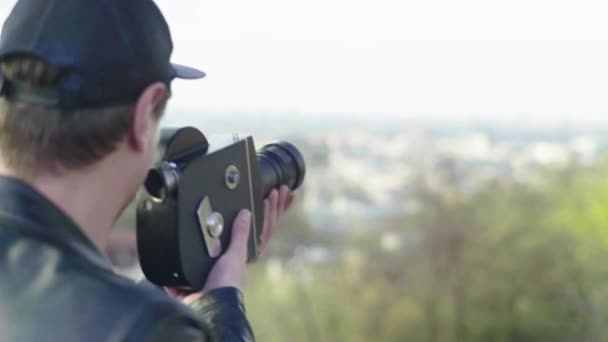Een mannelijke cameraman maakt video op een oude vintage camera Krasnogorsk. Kiev. Oekraïne — Stockvideo