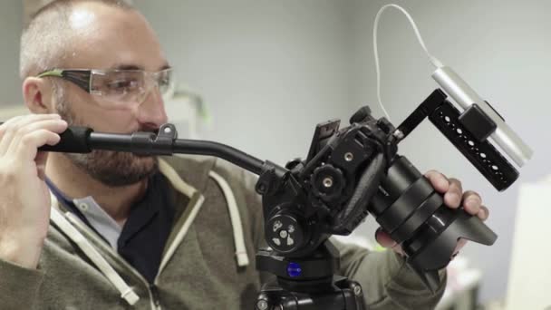 Close-up of a DSLR camera in the hands of a cameraman photographer while shooting a video photo — Stock Video