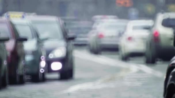 Traffico stradale. Le auto guidano per strada. Kiev. Ucraina — Video Stock