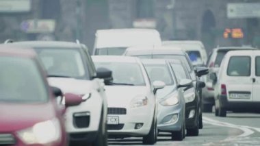Yol trafiği. Arabalar yolda gidiyor. Kyiv. Ukrayna