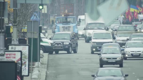 Vägtrafik. Bilar kör på vägen. Kiev. Ukraina — Stockvideo