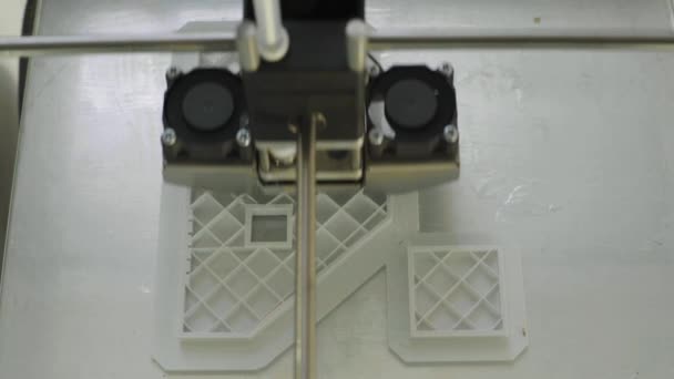 Технології. Робота тривимірного принтера. 3D-принтер під час друку крупним планом. Процес роботи 3D принтера . — стокове відео