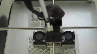 Teknoloji. Üç boyutlu bir yazıcının işi. Kapatma sırasında 3D yazıcı. Çalışan 3D yazıcının süreci.