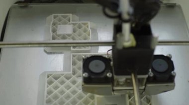 Teknoloji. Üç boyutlu bir yazıcının işi. Kapatma sırasında 3D yazıcı. Çalışan 3D yazıcının süreci.