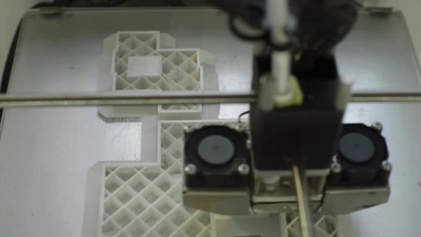 Technologie. Je to práce trojrozměrné tiskárny. 3D tiskárna při tisku zblízka. Proces práce 3D tiskárny. — Stock video