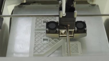 Teknoloji. Üç boyutlu bir yazıcının işi. Kapatma sırasında 3D yazıcı. Çalışan 3D yazıcının süreci.