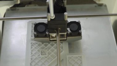 Teknoloji. Üç boyutlu bir yazıcının işi. Kapatma sırasında 3D yazıcı. Çalışan 3D yazıcının süreci.