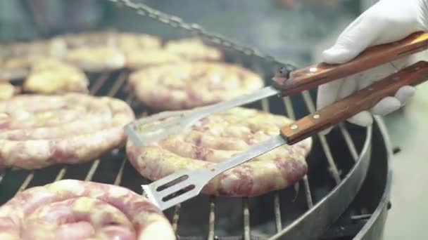 Maso je smažené na železném grilu. Detailní záběr. B-B-Q. — Stock video