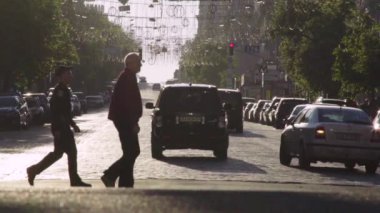 İnsanlar yaya geçidinde karşıdan karşıya geçiyorlar. Kalabalık. Kyiv. Ukrayna. Yavaş çekim.