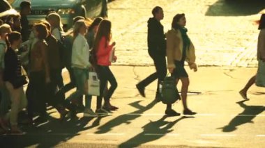 İnsanlar yaya geçidinde karşıdan karşıya geçiyorlar. Kalabalık. Kyiv. Ukrayna. Yavaş çekim.