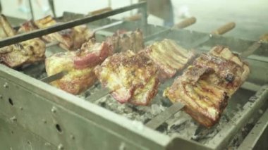 Et ızgarada kızarır. Yakın plan. B-B-Q.