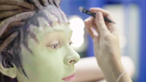 Der Prozess der Make-up-Mädchen Modell. Comic-Schwindel. Cosplay — Stockvideo