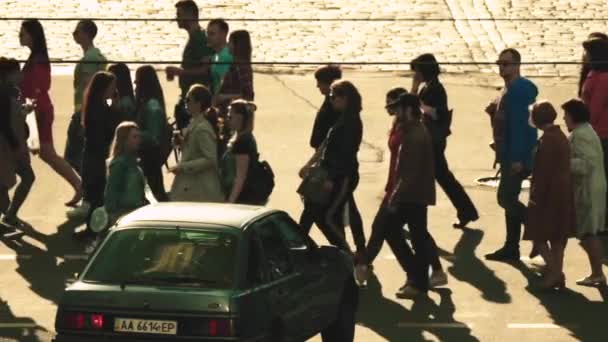 사람들은 길을 건너 보행자 도로를 건넌다. 군중. 키프. 우크라이나. 느린 동작. — 비디오