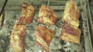 Et ızgarada kızarır. Yakın plan. B-B-Q.