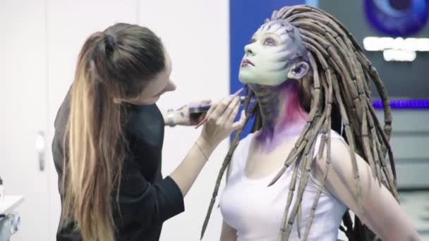 Der Prozess der Make-up-Mädchen Modell. Comic-Schwindel. Cosplay — Stockvideo