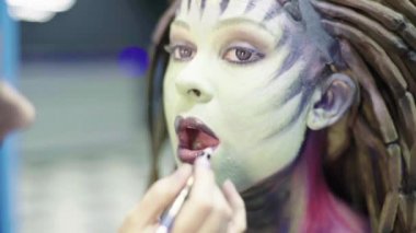 Kızları uydurma yöntemi. Ağır çekim. Comic con. KostümComment