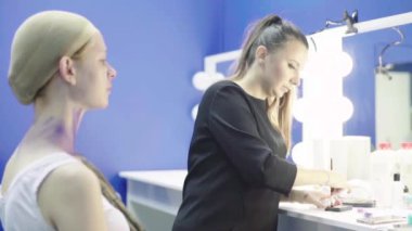 Kızları uydurma yöntemi. Ağır çekim. Comic con. KostümComment