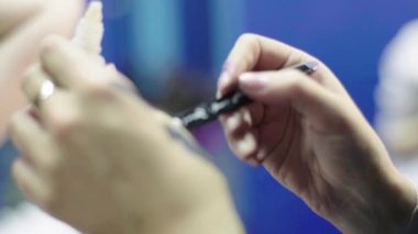 Kızları uydurma yöntemi. Ağır çekim. Comic con. KostümComment