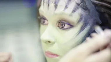 Kızları uydurma yöntemi. Ağır çekim. Comic con. KostümComment