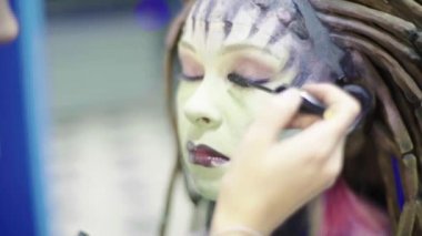 Kızları uydurma yöntemi. Ağır çekim. Comic con. KostümComment