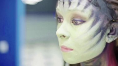 Kızları uydurma yöntemi. Ağır çekim. Comic con. KostümComment