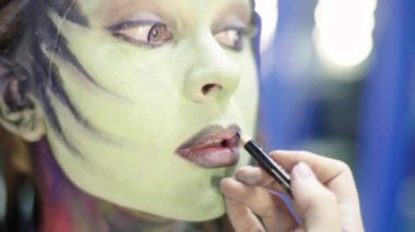 Kızları uydurma yöntemi. Ağır çekim. Comic con. KostümComment