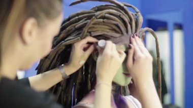 Kızları uydurma yöntemi. Ağır çekim. Comic con. KostümComment